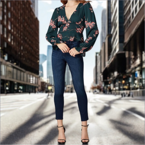 RTR Louna Floral V Neck Smocked Top in Green XS - Picture 1 of 8